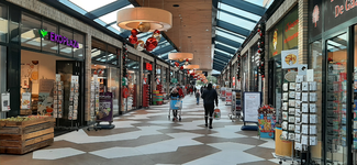 903709 Gezicht in het winkelcentrum De Gaard aan de Troosterhof te Utrecht.